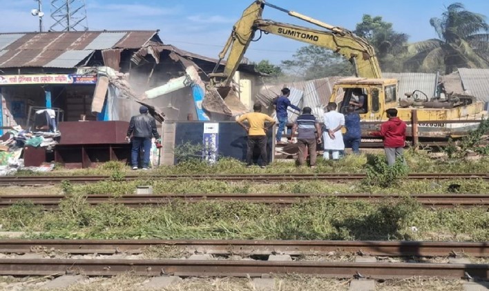 রেললাইনের পাশে শতাধিক অবৈধ দোকান উচ্ছেদ